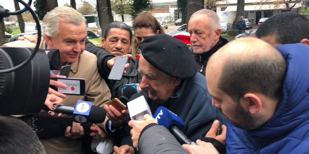 Mujica votó y habló de la fórmula del FA, las nuevas tecnologías y de quienes lo acusan de haber «metido» a Sartori en el PN