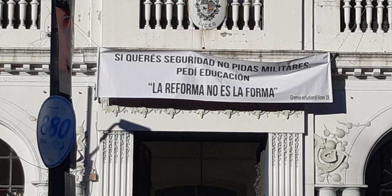 Codicen responde a Larrañaga: asegura que carteles en contra de “Vivir sin miedo” son educativos y persuasivos
