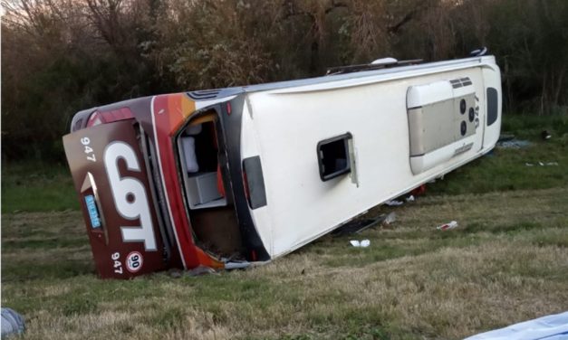 Dos personas se encuentran en estado grave tras chocar un ómnibus en ruta 1