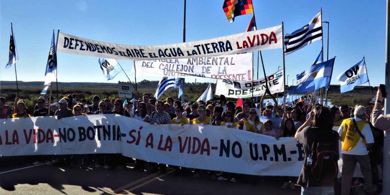 Ambientalistas de Gualeguaychú se manifiestan en el puente internacional contra UPM
