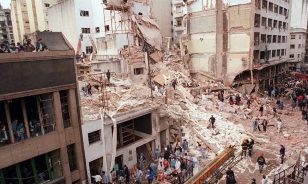 Los 25 años del atentado de la AMIA, el pedido de matrimonio bizarro de Burlando y más noticias desde Argentina