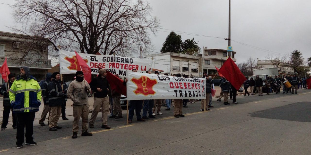Trabajadores de la curtiembre Zenda se movilizaron frente a la casa de Vázquez