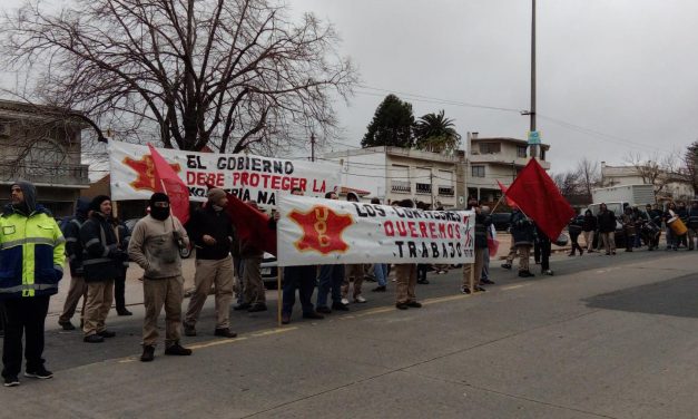 Trabajadores de la curtiembre Zenda se movilizaron frente a la casa de Vázquez