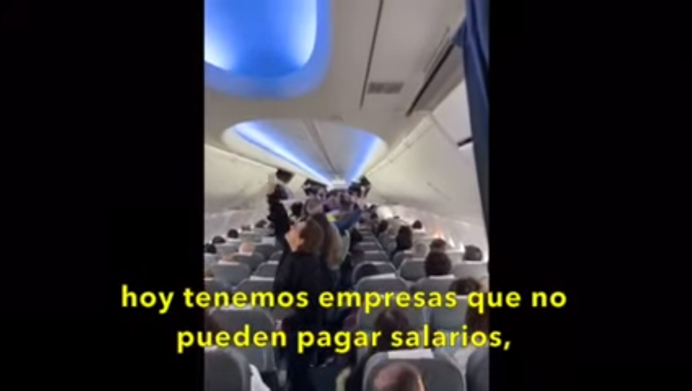 Pilotos De Aerolíneas Argentinas Reproducen En El Avión Mensaje De