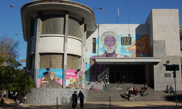 Con guardia policial,  volvieron a dictarse clases en los liceos Zorrilla y Varela