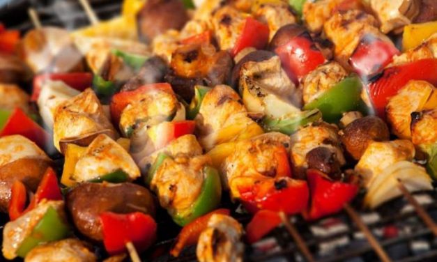 «Entre goles y recetas»: Brochettes a la parrilla, especial para hacer en estufas a leña