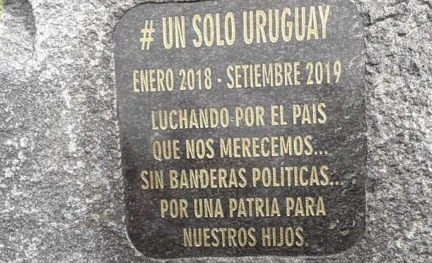 Un solo Uruguay fue multado por colocar placa en frente al Palacio Legislativo