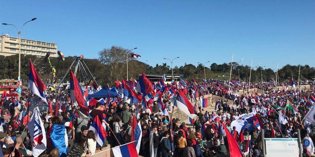 Militantes del Frente Amplio realizaron un “banderolazo” en la rambla de Montevideo