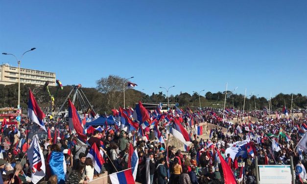 Militantes del Frente Amplio realizaron un “banderolazo” en la rambla de Montevideo