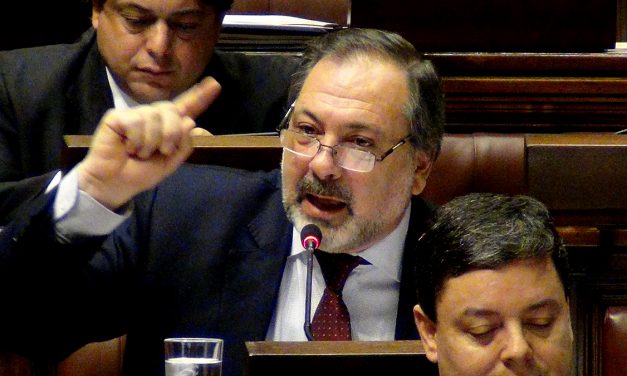 Gandini responde a idea de Topolansky sobre colores de referéndum en camiseta uruguaya: «Y pensar que fue vicepresidenta de la República»