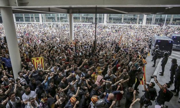 Continúan manifestaciones en Cataluña y se suman clubes en apoyo