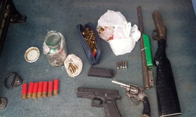 Detuvieron a tres personas por tenencia de armas, drogas y una granada en San Carlos