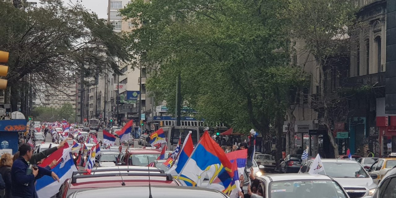 A siete días de las elecciones, el Frente Amplio realizó una multitudinaria caravana en Montevideo