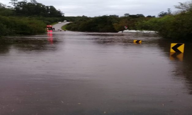 Dos hombres fueron rescatados de un camión arrastrado por la corriente en Ruta 12