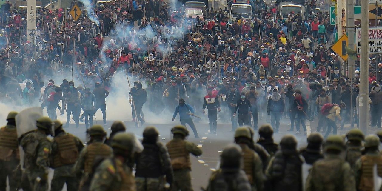 El presidente de Ecuador decretó el «toque de queda» y «militarización» en Quito