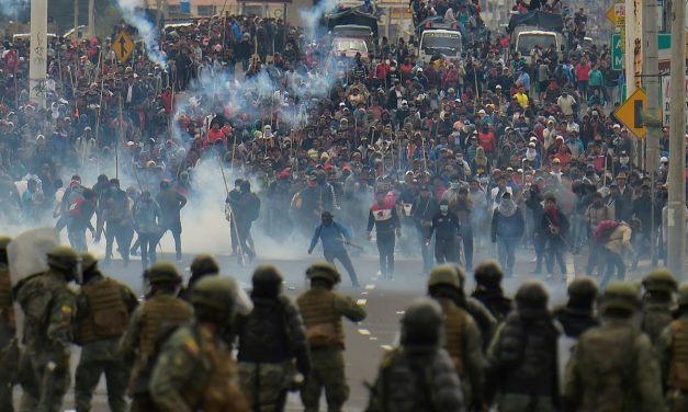 El presidente de Ecuador decretó el «toque de queda» y «militarización» en Quito