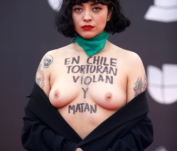 La razón detrás del topless de Mon Laferte en los Grammy latinos