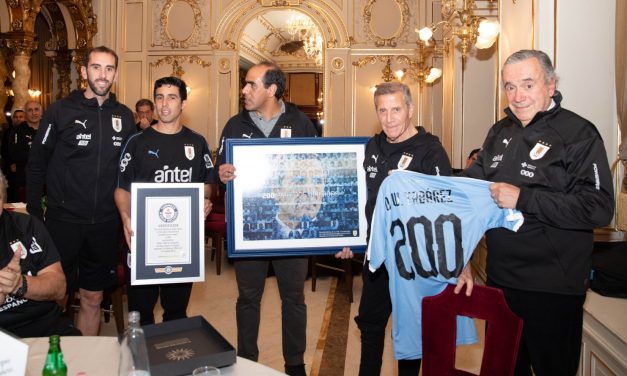 AUF homenajeó a Óscar Tabárez por sus 200 partidos con la selección