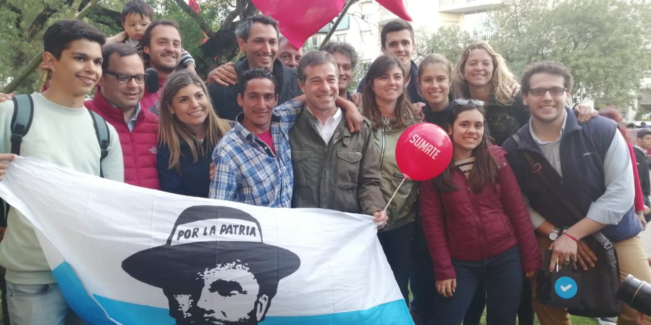 Militantes del Partido Nacional se acercaron a  apoyar  acto de Ernesto Talvi