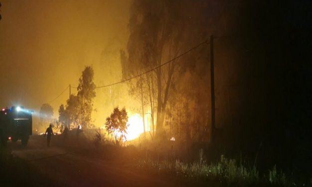 Bomberos trabaja en un incendio en Punta del Diablo y extinguió otro en Canelones