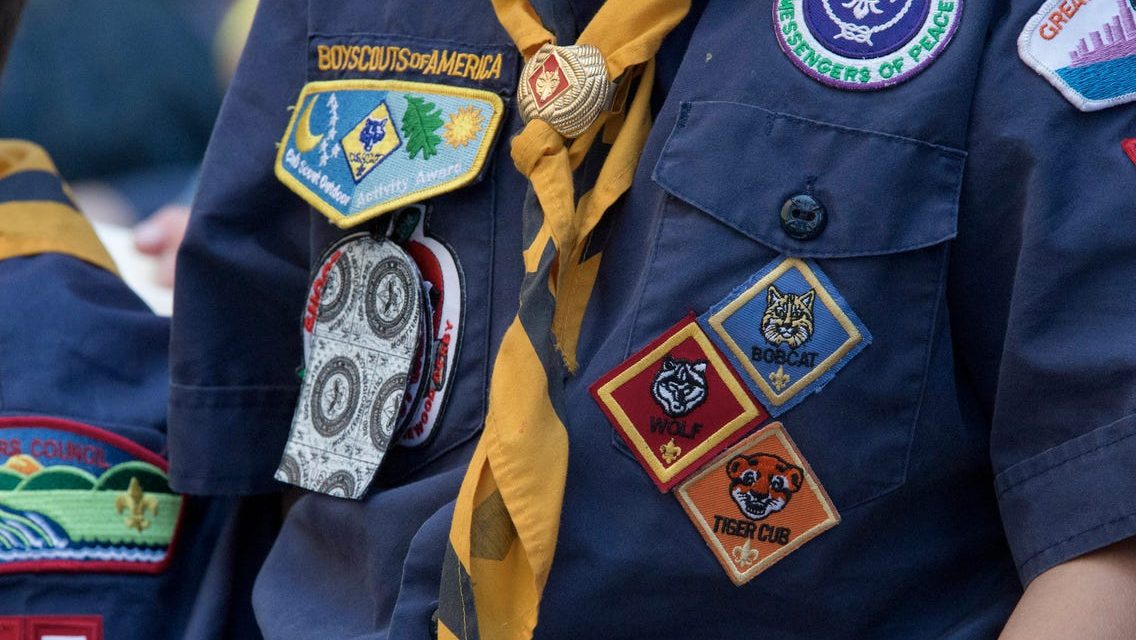 Boy Scouts se declaran en bancarrota por miles de denuncias de abuso sexual: la columna de Alejandro Figueredo