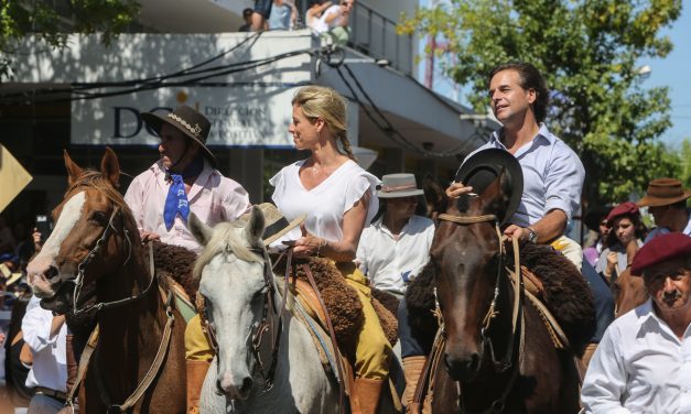 El presidente Luis Lacalle Pou desfiló en Tacuarembó en la Patria Gaucha