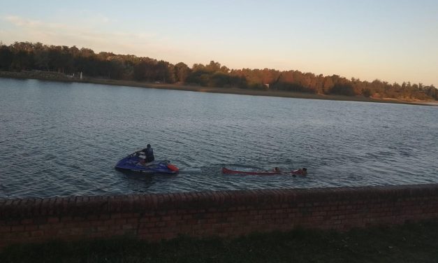 Prefectura rescató a tres personas en Arroyo Solís Chico