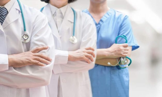 Criticas por festejo de médicos egresados que no respetaron protocolos de sanidad