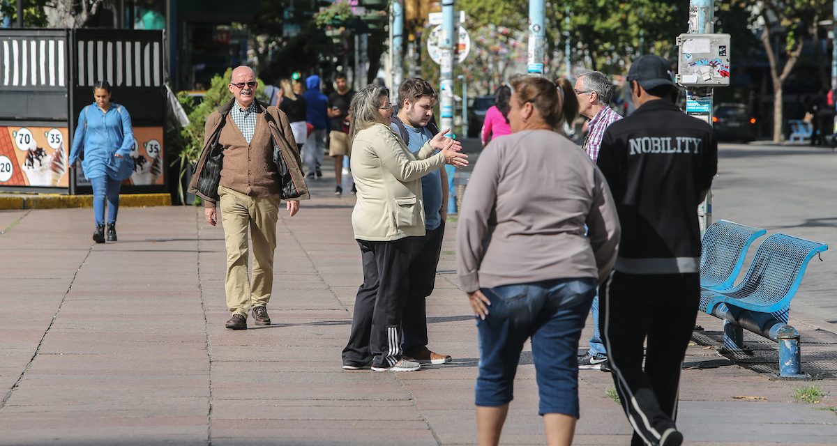 La policía detectó bares abiertos pese a la exhortación de no aglomerarse