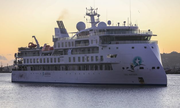 Crucero Greg Mortimer entró en cuarentena con 98 personas a bordo a 20 kilómetros del puerto