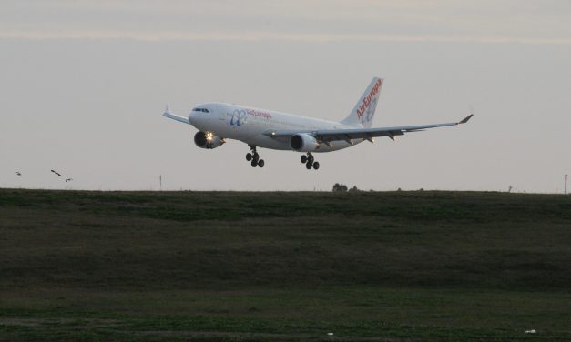 Controladores aéreos se declaran nuevamente en conflicto y suspenden vuelos en julio