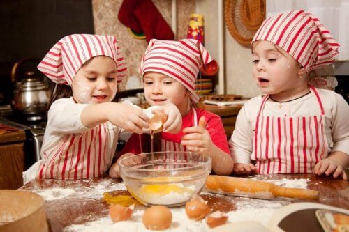 Cocinar con niños en esta cuarentena: las mejores ideas para cocinar y entretener a los más pequeños de la casa