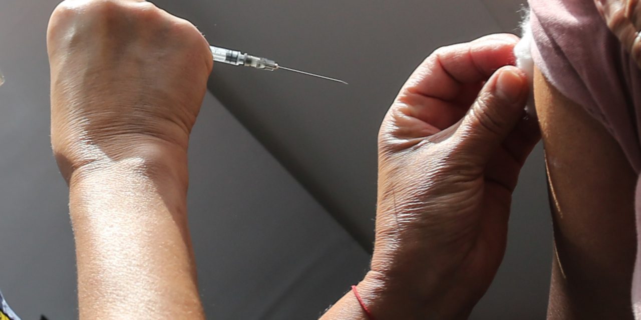 Salud Pública definió que personas vacunadas aguardarán 15 minutos tras recibir la dosis