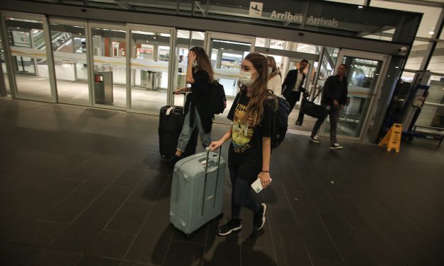 Algunos colegios sugieren cuarentena a menores que viajaron pese a no ser obligatoria
