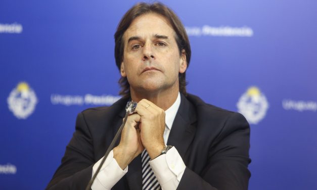 Lacalle Pou se comunicó con Jair Bolsonaro y suspendió las clases en Rivera por avance de Covid-19