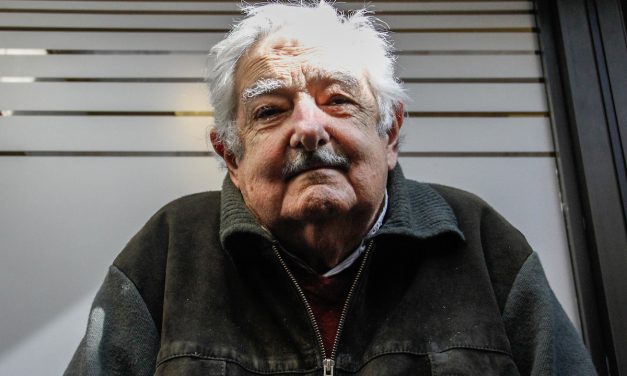 Mujica se quedó dormido en pleno acto por el aniversario de la recuperación de la democracia en Argentina