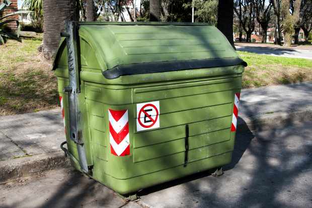 Más del 80% de los contenedores residuos nuevos instalados en Montevideo sufrieron vandalizaciones o roturas