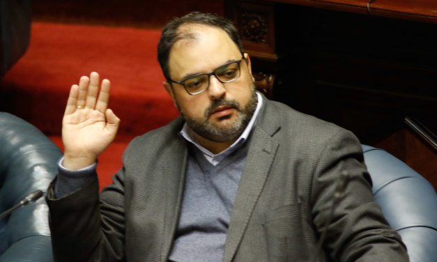 Charles Carrera sobre presupuesto: «Hay muchos recortes en las políticas públicas»