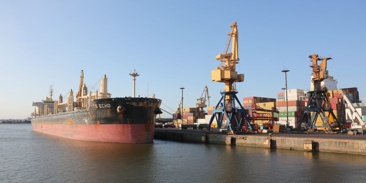 Arribaron a Montevideo tres barcos costeros con casos sospechosos de Covid-19