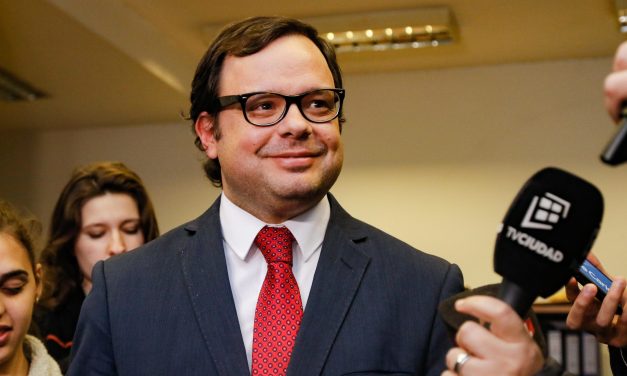 Schipani dijo que foto de docente dando clase con bandera política de fondo «viola la laicidad»