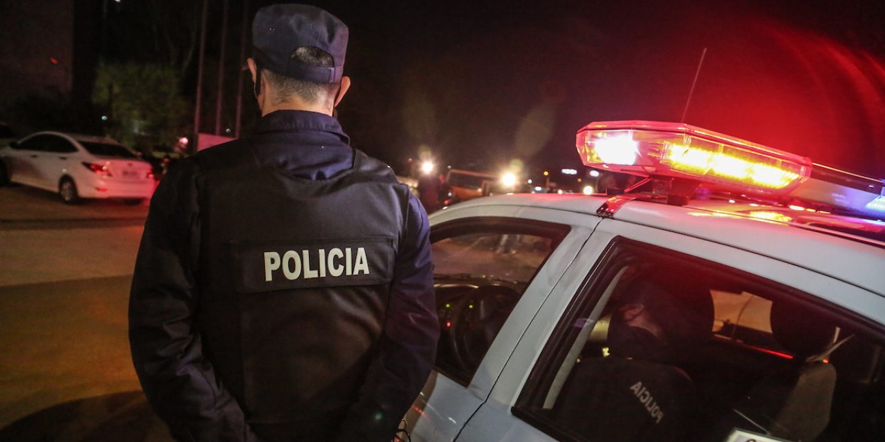 Operativo por aglomeración en Atlántida terminó con detenidos, auto incendiado y policía herido