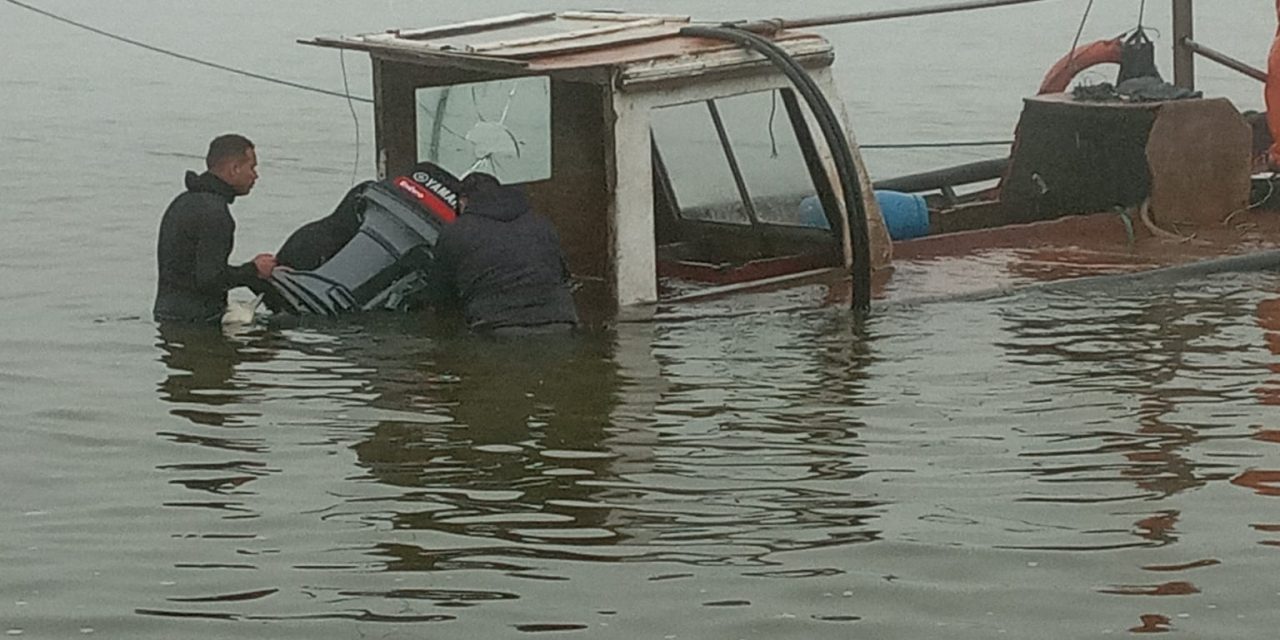 Rescataron a 2 personas de una embarcación que se hundía próximo a playa La Mulata