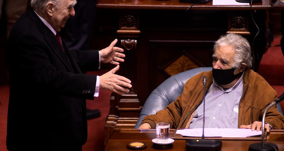 La llegada tarde de Mujica al parlamento y el tweet que borró el senador Da Silva