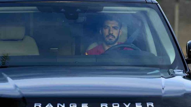 Entre lágrimas, Suárez abandona su último entrenamiento en el Barça