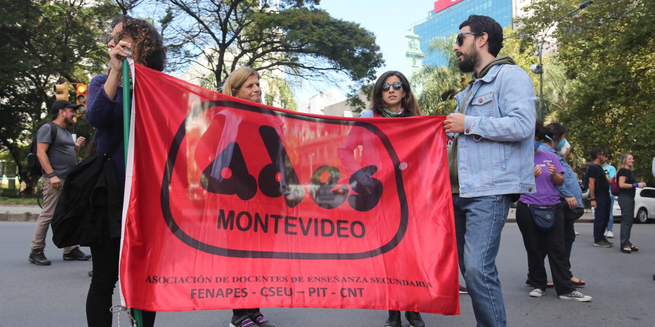 Docentes de Montevideo convocaron a un paro de 24 horas por el conflicto en el IAVA