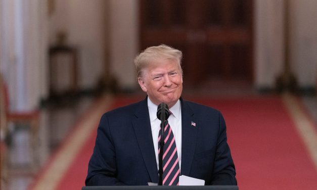 Trump sigue en campaña y baila al ritmo de YMCA