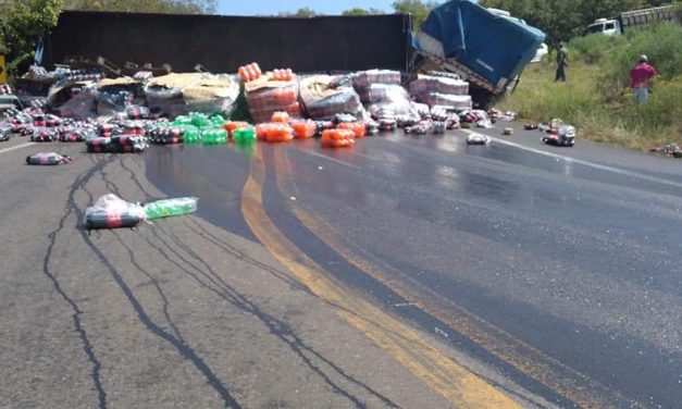 Ruta 30 se encuentra cortada tras el vuelco de un camión cargado de bebida