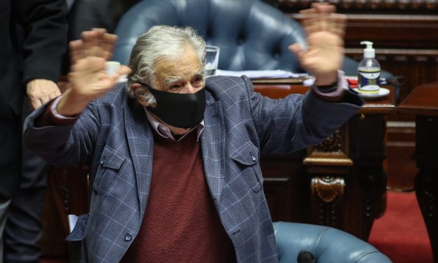 La taza de té, la mención a Lacalle y el mensaje a los jóvenes: así fue el último día de Mujica en el Parlamento
