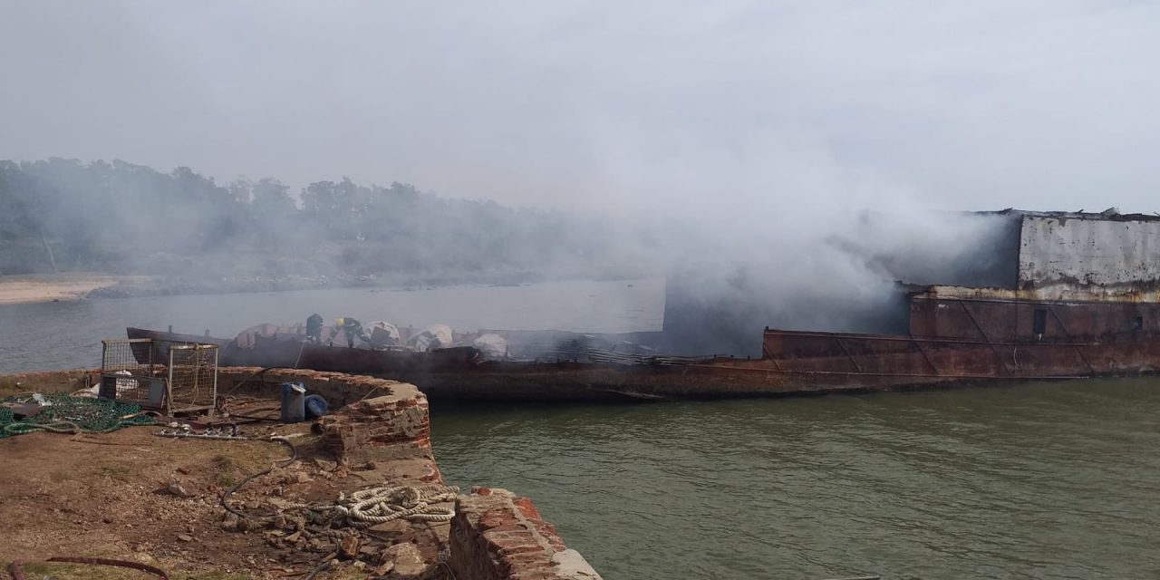 Controlan incendio de buque pesquero en la costa de Montevideo