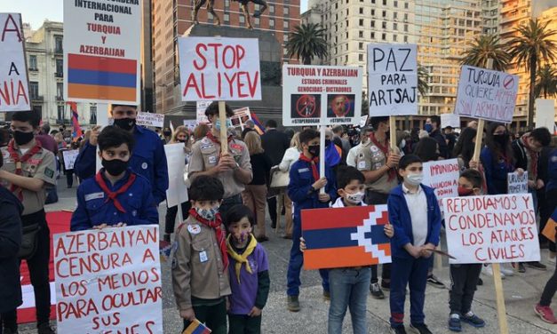 Colectividad armenia se moviliza frente a Torre Ejecutiva